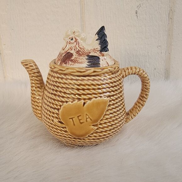 Vintage Ressini Chicken Teapot made in Japan Basket Weave - Picture 1 of 8